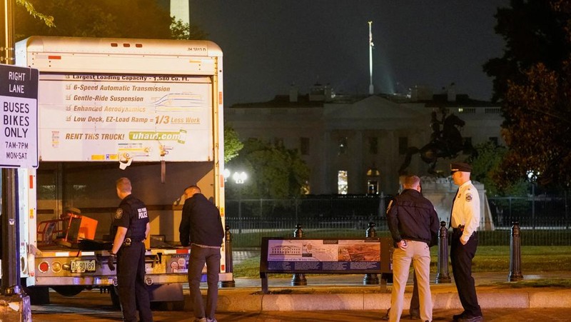 Pemandangan truk boks sewaan yang menabrak penghalang keamanan di Lafayette Park di seberang Gedung Putih, saat Dinas Rahasia AS dan lembaga penegak hukum lainnya menyelidiki insiden tersebut, di Washington, AS, 23 Mei 2023. (REUTERS/Nathan Howard)