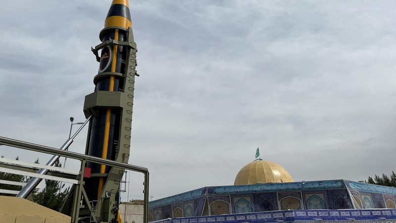 A new surface-to-surface 4th generation Khorramshahr ballistic missile called Khaibar with a range of 2,000 km is launched at an undisclosed location in Iran, in this picture obtained on May 25, 2023. Iran's Ministry of Defence/WANA (West Asia News Agency)/Handout via REUTERS ATTENTION EDITORS - THIS IMAGE HAS BEEN SUPPLIED BY A THIRD PARTY
