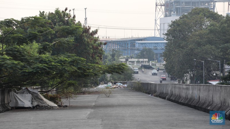 Kondisi pembangunan Jalan Layang Non Tol (JLNT) yang mangkrak di kawasan Pluit, Jakarta Utara, Kamis (25/5/2023). (CNBC Indonesia/Faisal Rahman)