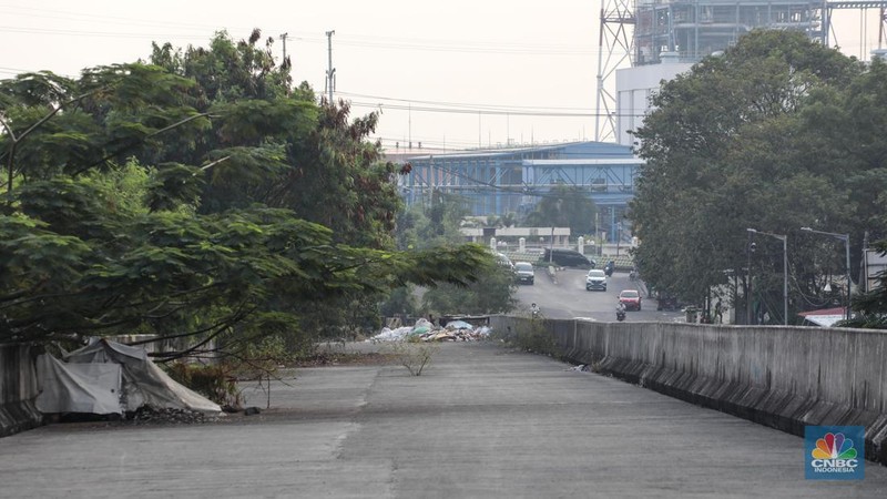 Kondisi pembangunan Jalan Layang Non Tol (JLNT) yang mangkrak di kawasan Pluit, Jakarta Utara, Kamis (25/5/2023). (CNBC Indonesia/Faisal Rahman)
