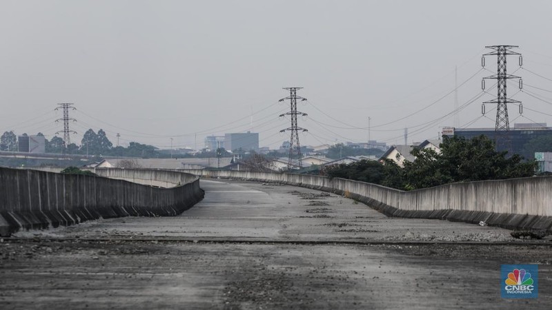 Kondisi pembangunan Jalan Layang Non Tol (JLNT) yang mangkrak di kawasan Pluit, Jakarta Utara, Kamis (25/5/2023). (CNBC Indonesia/Faisal Rahman)