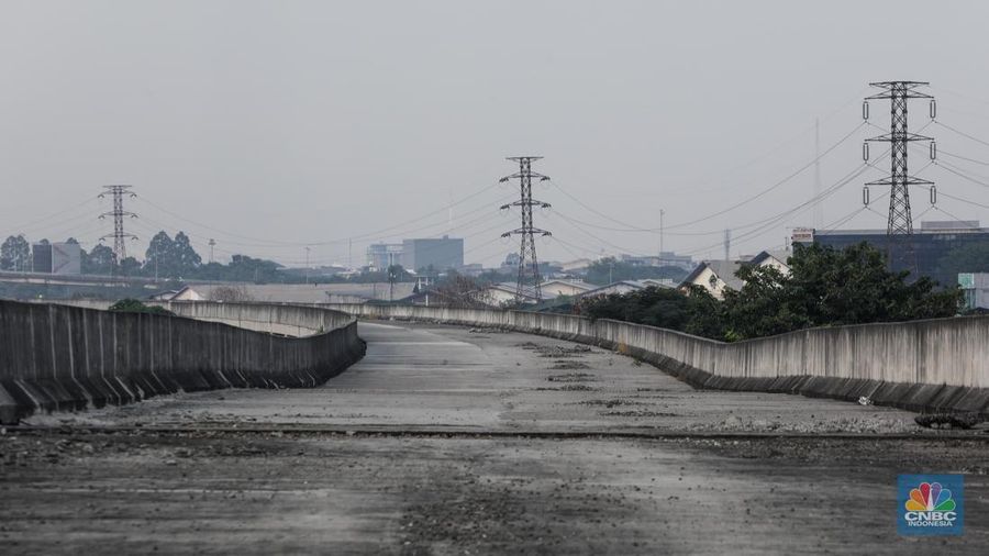 Kondisi pembangunan Jalan Layang Non Tol (JLNT) yang mangkrak di kawasan Pluit, Jakarta Utara, Kamis (25/5/2023). (CNBC Indonesia/Faisal Rahman)