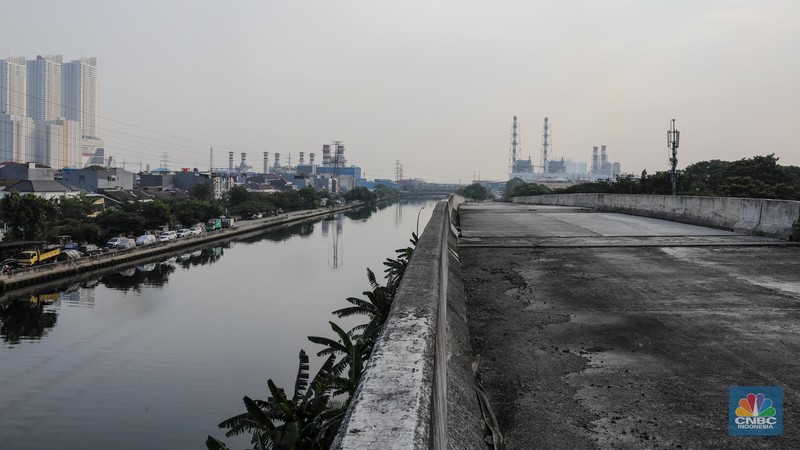Kondisi pembangunan Jalan Layang Non Tol (JLNT) yang mangkrak di kawasan Pluit, Jakarta Utara, Kamis (25/5/2023). Kondisi pembangunan Jalan Layang Non Tol (JLNT) yang mangkrak di kawasan Pluit, Jakarta Utara, Kamis (25/5/2023). (CNBC Indonesia/Faisal Rahman)