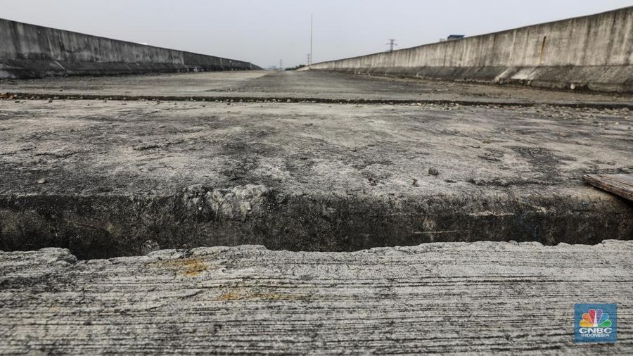 Kondisi pembangunan Jalan Layang Non Tol (JLNT) yang mangkrak di kawasan Pluit, Jakarta Utara, Kamis (25/5/2023). (CNBC Indonesia/Faisal Rahman)