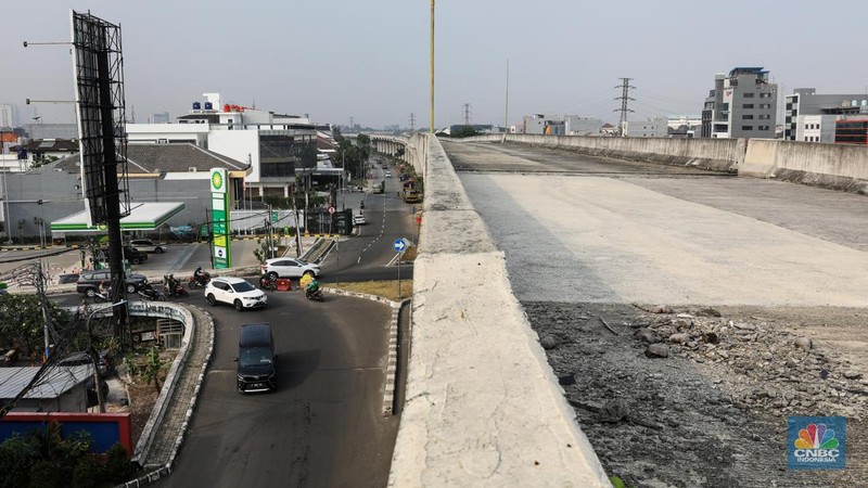 Kondisi pembangunan Jalan Layang Non Tol (JLNT) yang mangkrak di kawasan Pluit, Jakarta Utara, Kamis (25/5/2023). (CNBC Indonesia/Faisal Rahman)