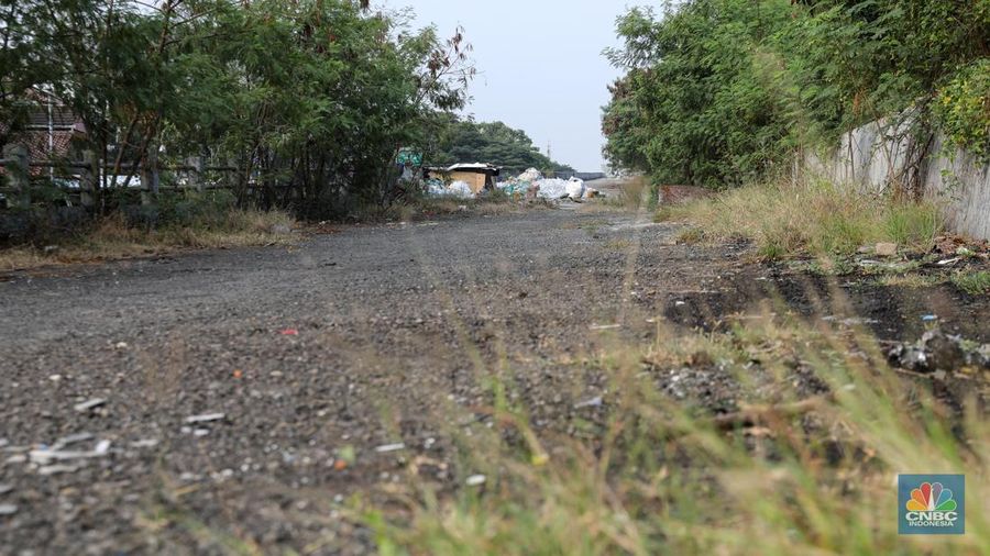 Kondisi pembangunan Jalan Layang Non Tol (JLNT) yang mangkrak di kawasan Pluit, Jakarta Utara, Kamis (25/5/2023). (CNBC Indonesia/Faisal Rahman)