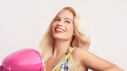 Margot Robbie Bikin Netflix K.O Lagi Lawan Warner Bros