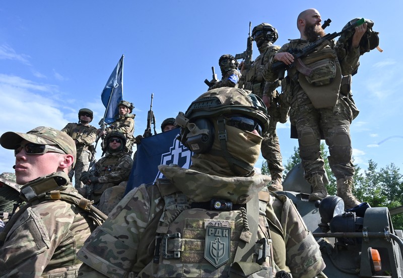 Perwakilan Legiun Kebebasan Rusia dan Korps Sukarelawan Rusia (RDK) mengadakan pengarahan di dekat perbatasan di Ukraina utara. Perwakilan Legiun Kebebasan Rusia dan Korps Sukarelawan Rusia (RDK) mengadakan pengarahan di dekat perbatasan di Ukraina utara. (Getty Images/NurPhoto)
