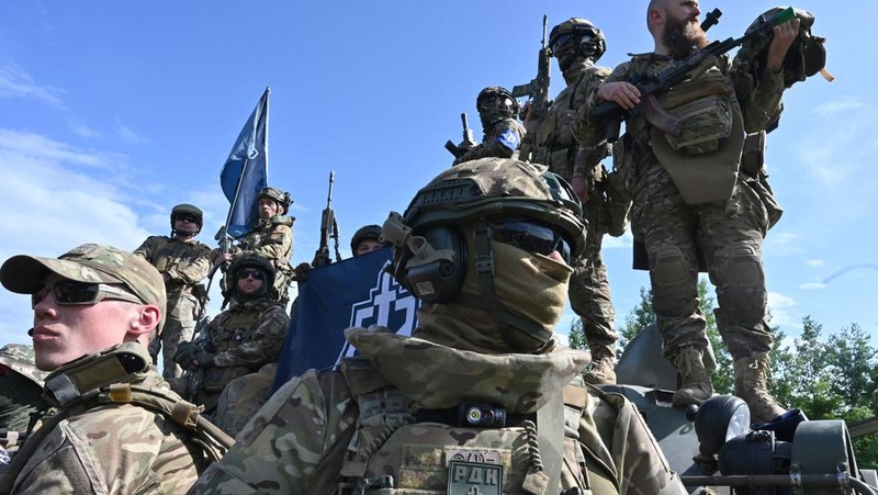 Perwakilan Legiun Kebebasan Rusia dan Korps Sukarelawan Rusia (RDK) mengadakan pengarahan di dekat perbatasan di Ukraina utara. (Getty Images/NurPhoto)