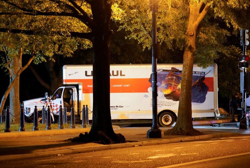 Pemandangan truk boks sewaan yang menabrak penghalang keamanan di Lafayette Park di seberang Gedung Putih, saat Dinas Rahasia AS dan lembaga penegak hukum lainnya menyelidiki insiden tersebut, di Washington, AS, 23 Mei 2023. Pemandangan truk boks sewaan yang menabrak penghalang keamanan di Lafayette Park di seberang Gedung Putih, saat Dinas Rahasia AS dan lembaga penegak hukum lainnya menyelidiki insiden tersebut, di Washington, AS, 23 Mei 2023. (REUTERS/Nathan Howard)