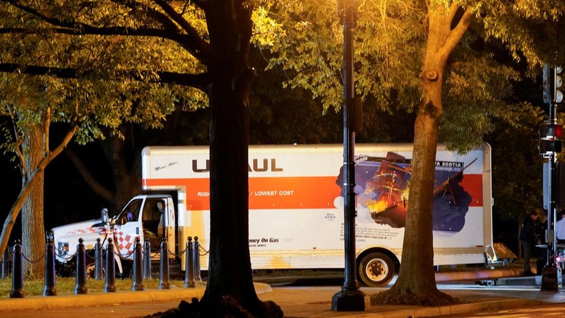 Pemandangan truk boks sewaan yang menabrak penghalang keamanan di Lafayette Park di seberang Gedung Putih, saat Dinas Rahasia AS dan lembaga penegak hukum lainnya menyelidiki insiden tersebut, di Washington, AS, 23 Mei 2023. (REUTERS/Nathan Howard)