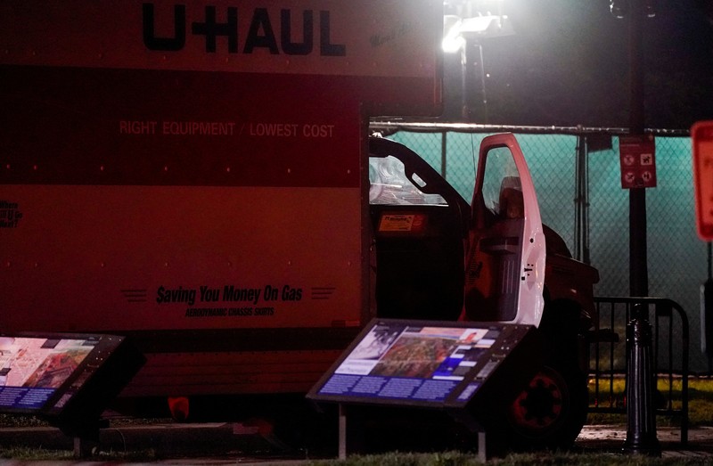 Pemandangan truk boks sewaan yang menabrak penghalang keamanan di Lafayette Park di seberang Gedung Putih, saat Dinas Rahasia AS dan lembaga penegak hukum lainnya menyelidiki insiden tersebut, di Washington, AS, 23 Mei 2023. (REUTERS/Nathan Howard)