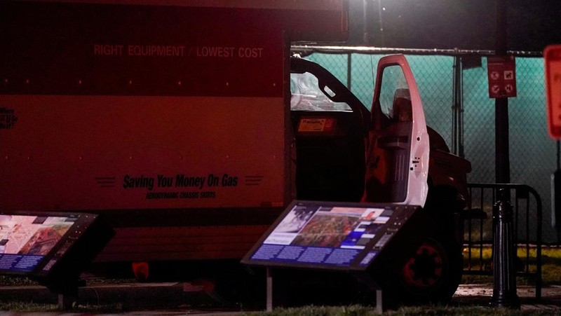 Pemandangan truk boks sewaan yang menabrak penghalang keamanan di Lafayette Park di seberang Gedung Putih, saat Dinas Rahasia AS dan lembaga penegak hukum lainnya menyelidiki insiden tersebut, di Washington, AS, 23 Mei 2023. (REUTERS/Nathan Howard)