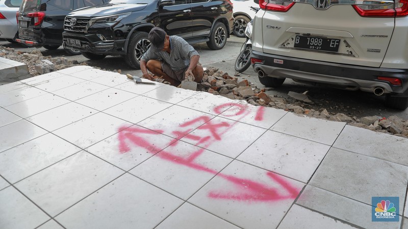 Pembongkaran bangunan ruko yang yang mencaplok bahu jalan di Jalan Niaga, Pluit, Penjaringan, Jakarta Utara masih terus dilakukan. (Cnbc Indonesia/Faisal Rahman) Pembongkaran bangunan ruko yang yang mencaplok bahu jalan di Jalan Niaga, Pluit, Penjaringan, Jakarta Utara masih terus dilakukan. (Cnbc Indonesia/Faisal Rahman)