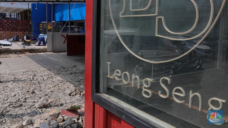 Pembongkaran bangunan ruko yang yang mencaplok bahu jalan di Jalan Niaga, Pluit, Penjaringan, Jakarta Utara masih terus dilakukan. (Cnbc Indonesia/Faisal Rahman) Pembongkaran bangunan ruko yang yang mencaplok bahu jalan di Jalan Niaga, Pluit, Penjaringan, Jakarta Utara masih terus dilakukan. (Cnbc Indonesia/Faisal Rahman)