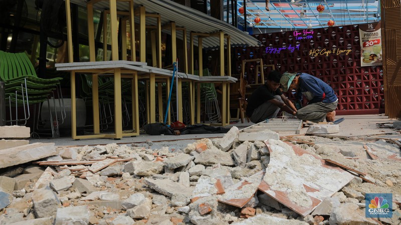 Pembongkaran bangunan ruko yang yang mencaplok bahu jalan di Jalan Niaga, Pluit, Penjaringan, Jakarta Utara masih terus dilakukan.  (Cnbc Indonesia/Faisal Rahman)