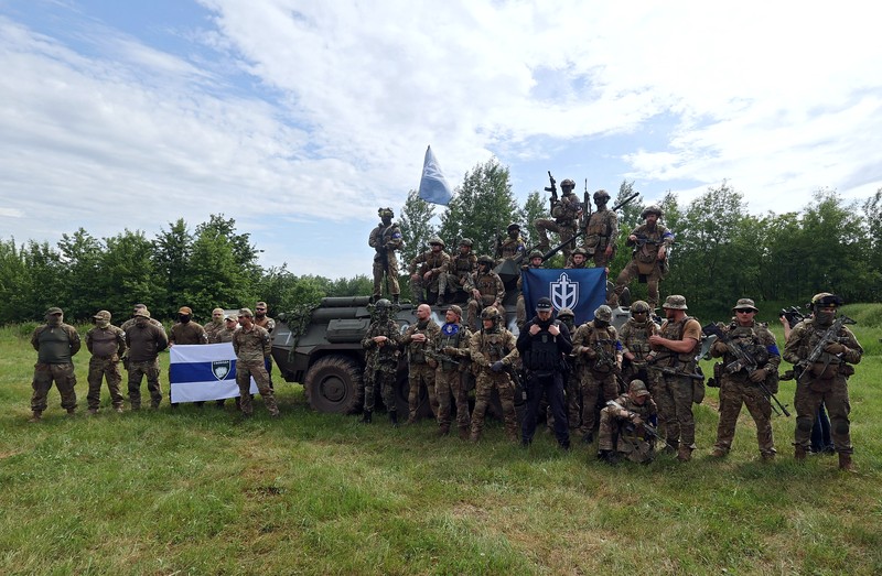 Perwakilan Legiun Kebebasan Rusia dan Korps Sukarelawan Rusia (RDK) mengadakan pengarahan di dekat perbatasan di Ukraina utara. (Getty Images/NurPhoto)