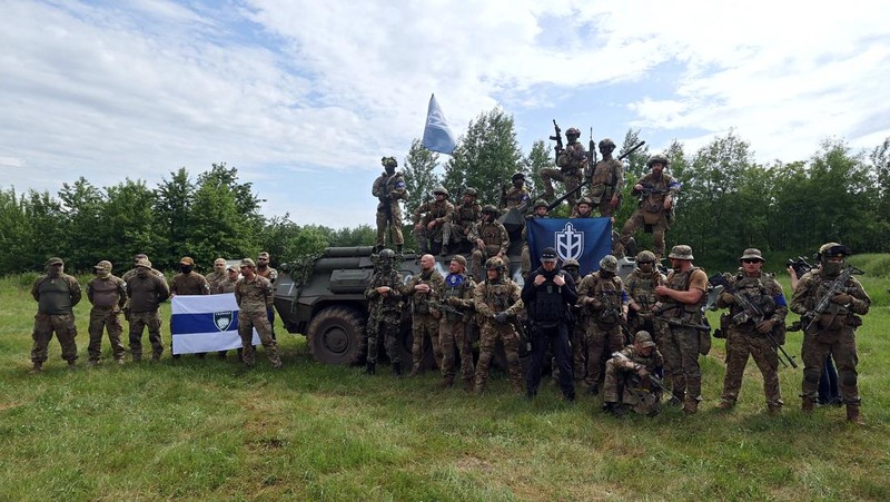 Perwakilan Legiun Kebebasan Rusia dan Korps Sukarelawan Rusia (RDK) mengadakan pengarahan di dekat perbatasan di Ukraina utara. (Getty Images/NurPhoto)