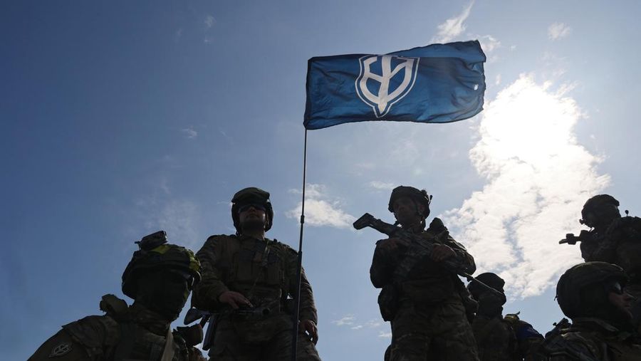 Perwakilan Legiun Kebebasan Rusia dan Korps Sukarelawan Rusia (RDK) mengadakan pengarahan di dekat perbatasan di Ukraina utara. (Getty Images/NurPhoto)