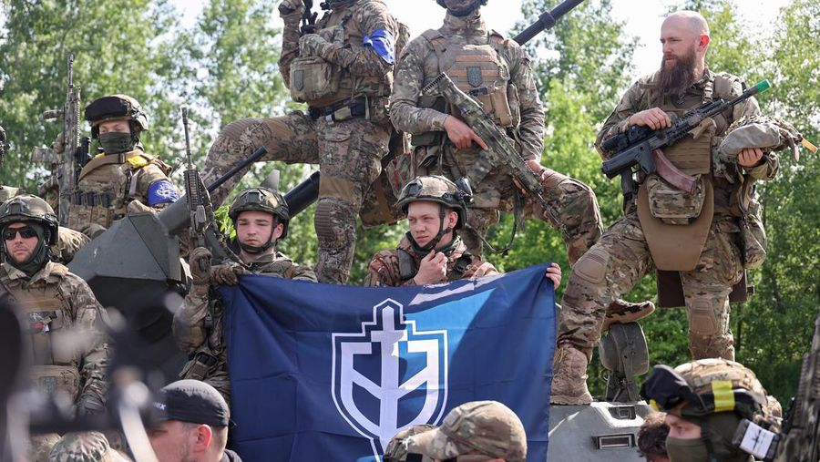 Perwakilan Legiun Kebebasan Rusia dan Korps Sukarelawan Rusia (RDK) mengadakan pengarahan di dekat perbatasan di Ukraina utara. (Getty Images/NurPhoto)