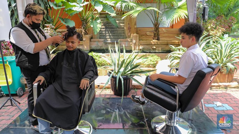 Razia Potong Rambut di SMAN 70, Jakarta, Kamis, 25/5. (վ/Faisal Rahman)