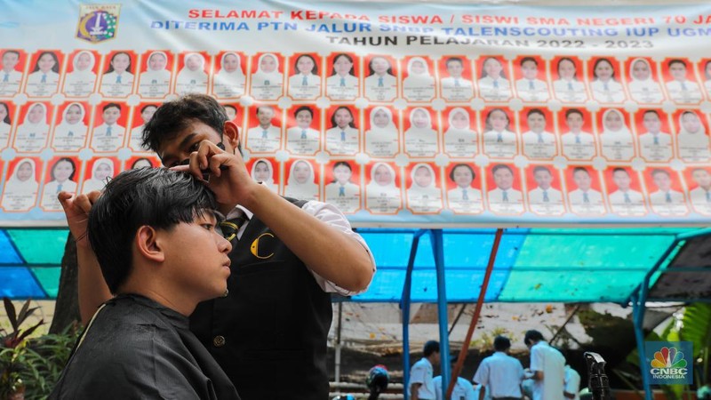 Razia Potong Rambut di SMAN 70, Jakarta, Kamis, 25/5. (վ/Faisal Rahman)