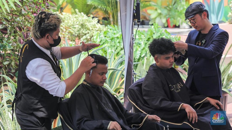 Razia Potong Rambut di SMAN 70, Jakarta, Kamis, 25/5. (վ/Faisal Rahman)