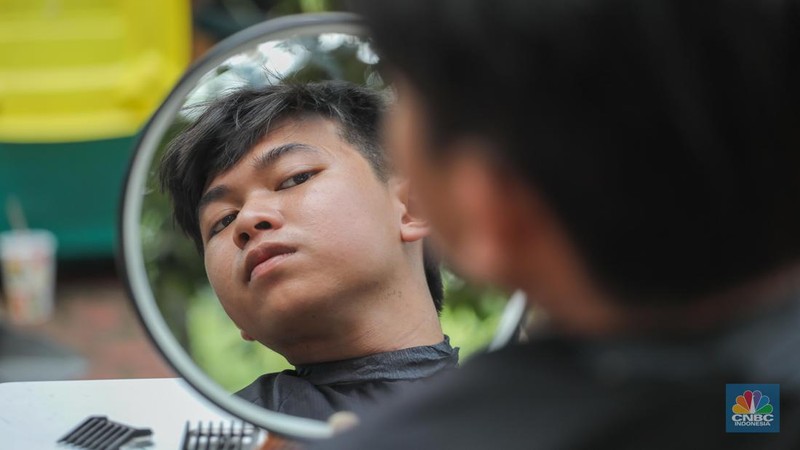 Razia Potong Rambut di SMAN 70, Jakarta, Kamis, 25/5. (վ/Faisal Rahman)