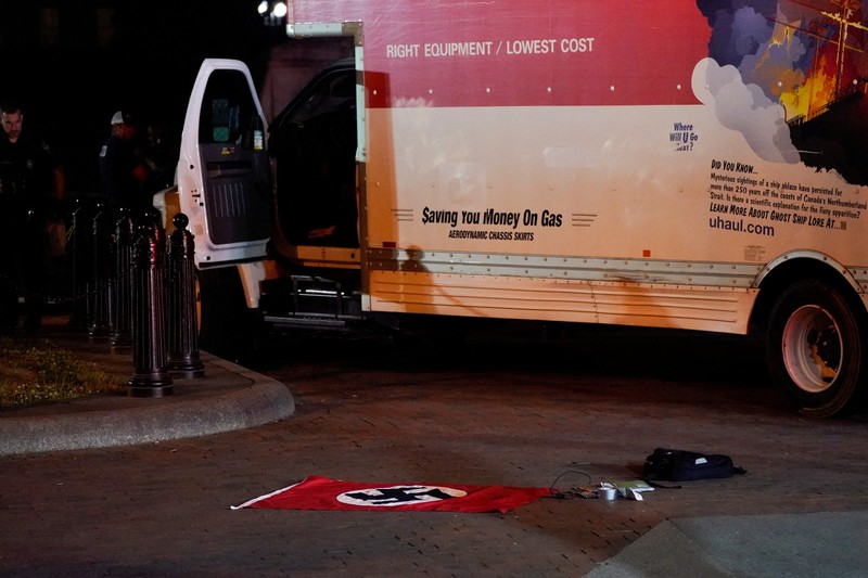 Pemandangan truk boks sewaan yang menabrak penghalang keamanan di Lafayette Park di seberang Gedung Putih, saat Dinas Rahasia AS dan lembaga penegak hukum lainnya menyelidiki insiden tersebut, di Washington, AS, 23 Mei 2023. Pemandangan truk boks sewaan yang menabrak penghalang keamanan di Lafayette Park di seberang Gedung Putih, saat Dinas Rahasia AS dan lembaga penegak hukum lainnya menyelidiki insiden tersebut, di Washington, AS, 23 Mei 2023. (REUTERS/Nathan Howard)