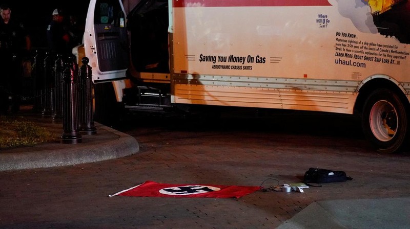 Pemandangan truk boks sewaan yang menabrak penghalang keamanan di Lafayette Park di seberang Gedung Putih, saat Dinas Rahasia AS dan lembaga penegak hukum lainnya menyelidiki insiden tersebut, di Washington, AS, 23 Mei 2023. (REUTERS/Nathan Howard)