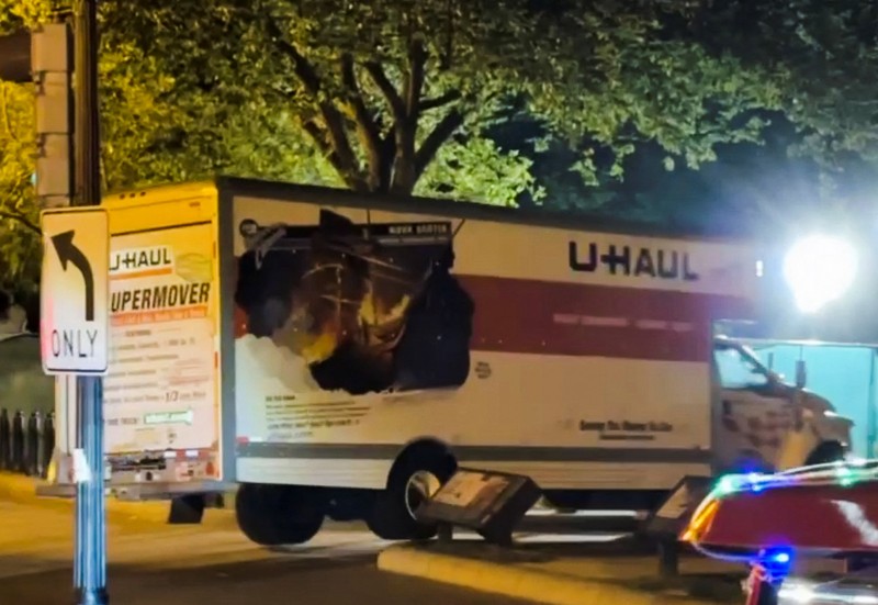 Pemandangan truk boks sewaan yang menabrak penghalang keamanan di Lafayette Park di seberang Gedung Putih, saat Dinas Rahasia AS dan lembaga penegak hukum lainnya menyelidiki insiden tersebut, di Washington, AS, 23 Mei 2023. Pemandangan truk boks sewaan yang menabrak penghalang keamanan di Lafayette Park di seberang Gedung Putih, saat Dinas Rahasia AS dan lembaga penegak hukum lainnya menyelidiki insiden tersebut, di Washington, AS, 23 Mei 2023. (REUTERS/Nathan Howard)