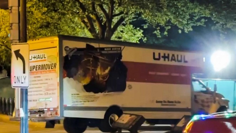 Pemandangan truk boks sewaan yang menabrak penghalang keamanan di Lafayette Park di seberang Gedung Putih, saat Dinas Rahasia AS dan lembaga penegak hukum lainnya menyelidiki insiden tersebut, di Washington, AS, 23 Mei 2023. (REUTERS/Nathan Howard)