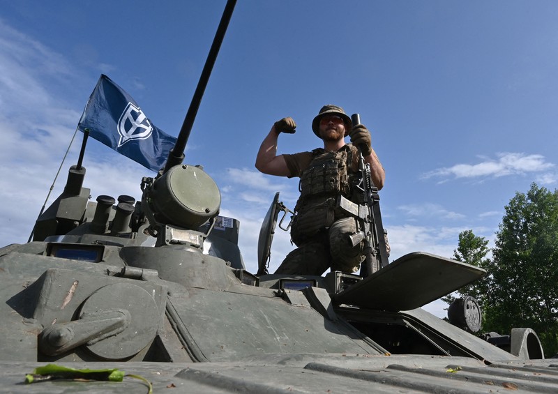 Perwakilan Legiun Kebebasan Rusia dan Korps Sukarelawan Rusia (RDK) mengadakan pengarahan di dekat perbatasan di Ukraina utara. (Getty Images/NurPhoto)