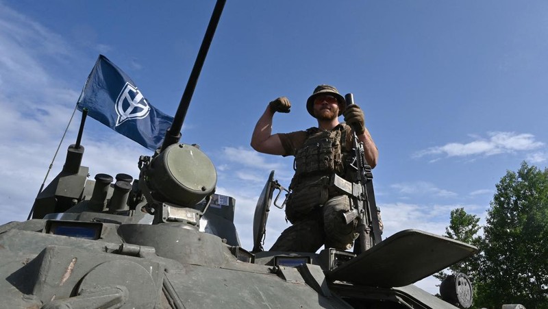 Perwakilan Legiun Kebebasan Rusia dan Korps Sukarelawan Rusia (RDK) mengadakan pengarahan di dekat perbatasan di Ukraina utara. (Getty Images/NurPhoto)