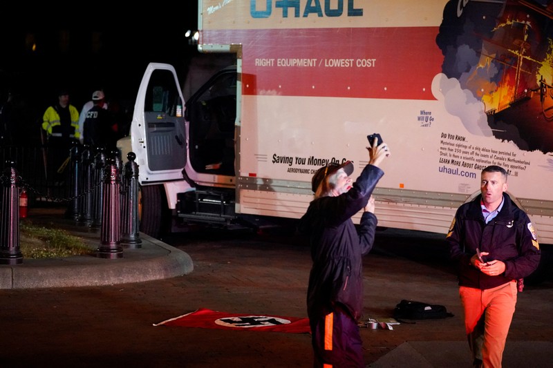 Pemandangan truk boks sewaan yang menabrak penghalang keamanan di Lafayette Park di seberang Gedung Putih, saat Dinas Rahasia AS dan lembaga penegak hukum lainnya menyelidiki insiden tersebut, di Washington, AS, 23 Mei 2023. Pemandangan truk boks sewaan yang menabrak penghalang keamanan di Lafayette Park di seberang Gedung Putih, saat Dinas Rahasia AS dan lembaga penegak hukum lainnya menyelidiki insiden tersebut, di Washington, AS, 23 Mei 2023. (REUTERS/Nathan Howard)