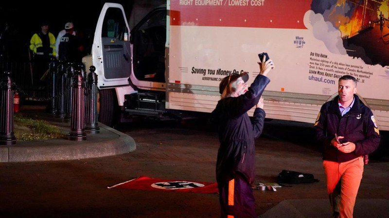 Pemandangan truk boks sewaan yang menabrak penghalang keamanan di Lafayette Park di seberang Gedung Putih, saat Dinas Rahasia AS dan lembaga penegak hukum lainnya menyelidiki insiden tersebut, di Washington, AS, 23 Mei 2023. (REUTERS/Nathan Howard)