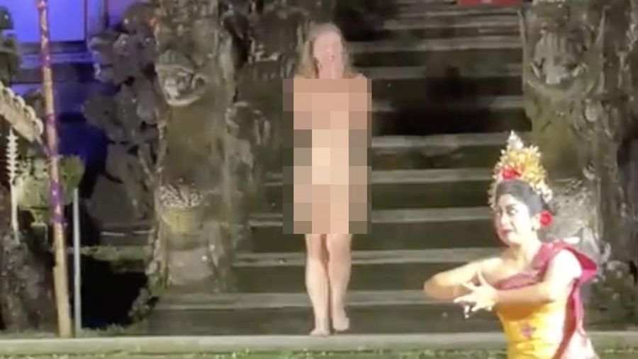 Perempuan WNA tertangkap kamera tanpa busana saat pertunjukan tari di Bali. (Tangkapan Layar Twitter @_wahego)