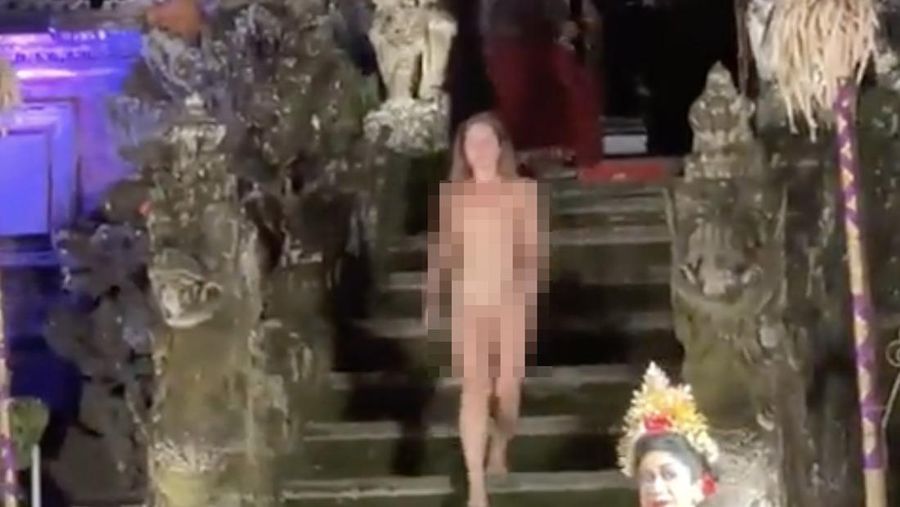 Perempuan WNA tertangkap kamera tanpa busana saat pertunjukan tari di Bali. (Tangkapan Layar Twitter @_wahego)