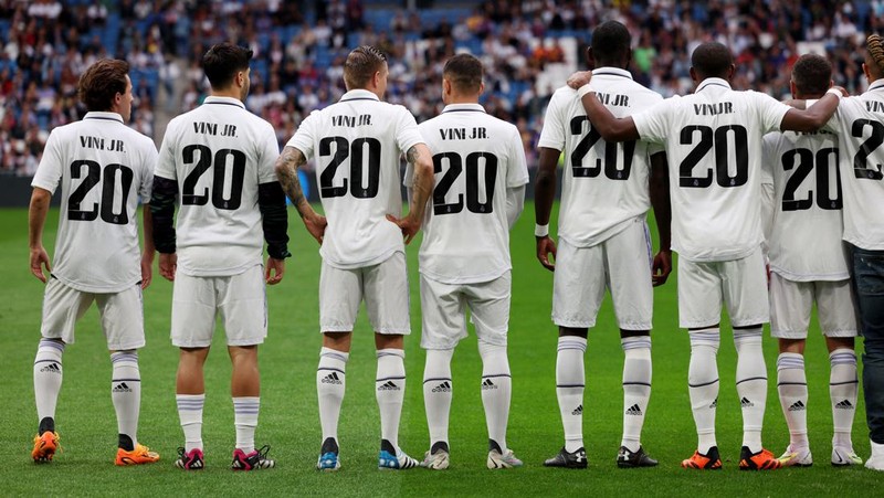 FILE PHOTO: Soccer Football - LaLiga - Valencia v Real Madrid - Mestalla, Valencia, Spain - May 21, 2023 Real Madrid's Vinicius Junior gestures towards a fan as Valencia's Jose Gaya and Cenk Ozkacar attempt to restrain him REUTERS/Pablo Morano/File Photo
