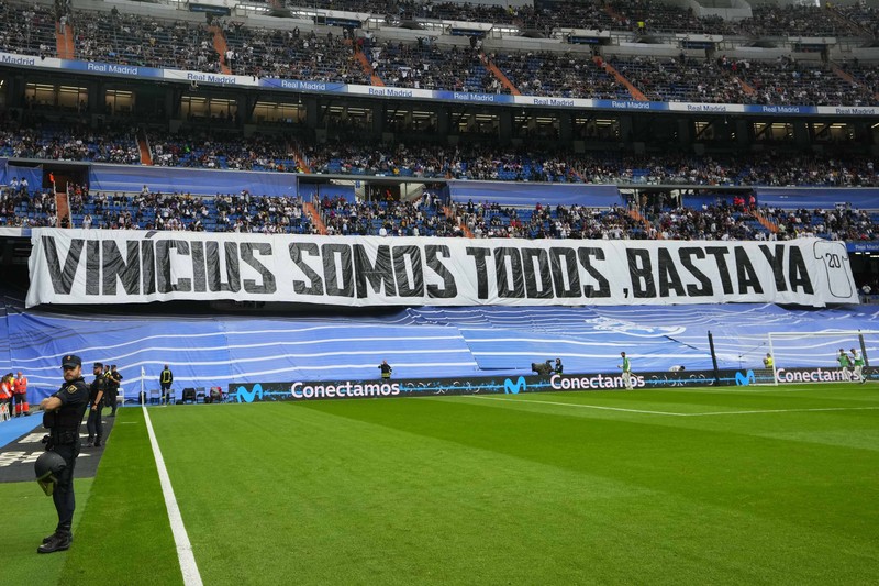 SOCCER-SPAIN/RACISM FILE PHOTO: Soccer Football - LaLiga - Valencia v Real Madrid - Mestalla, Valencia, Spain - May 21, 2023 Real Madrid's Vinicius Junior gestures towards a fan as Valencia's Jose Gaya and Cenk Ozkacar attempt to restrain him REUTERS/Pablo Morano/File Photo