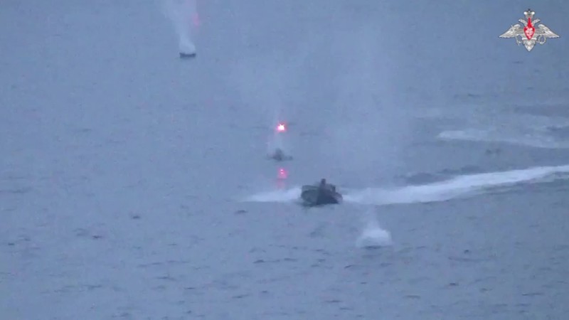 Tangkapan layar yang diambil dari sebuah video menunjukkan kapal perang Rusia milik armada Laut Hitamnya diduga menghancurkan kapal permukaan tak berawak (AUSV) Ukraina di Laut Hitam pada 24 Mei 2023. Tangkapan layar yang diambil dari sebuah video menunjukkan kapal perang Rusia milik armada Laut Hitamnya diduga menghancurkan kapal permukaan tak berawak (AUSV) Ukraina di Laut Hitam pada 24 Mei 2023. Rusia pada Rabu mengklaim bahwa Ukraina menyerang kapal milik armada Laut Hitamnya , yang ditugaskan untuk memastikan operasi yang aman dari jaringan pipa TurkStream dan Blue Stream. (Russian Defence Ministry / Handout/Anadolu Agency via Getty Images)