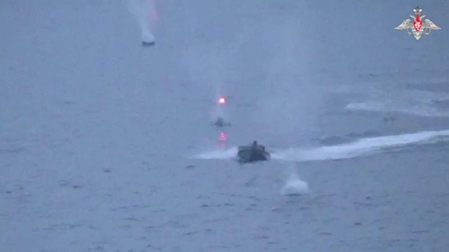 Tangkapan layar yang diambil dari sebuah video menunjukkan kapal perang Rusia milik armada Laut Hitamnya diduga menghancurkan kapal permukaan tak berawak (AUSV) Ukraina di Laut Hitam pada 24 Mei 2023. Rusia pada Rabu mengklaim bahwa Ukraina menyerang kapal milik armada Laut Hitamnya , yang ditugaskan untuk memastikan operasi yang aman dari jaringan pipa TurkStream dan Blue Stream. (Russian Defence Ministry / Handout/Anadolu Agency via Getty Images)