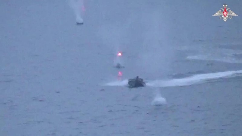 Tangkapan layar yang diambil dari sebuah video menunjukkan kapal perang Rusia milik armada Laut Hitamnya diduga menghancurkan kapal permukaan tak berawak (AUSV) Ukraina di Laut Hitam pada 24 Mei 2023. Rusia pada Rabu mengklaim bahwa Ukraina menyerang kapal milik armada Laut Hitamnya , yang ditugaskan untuk memastikan operasi yang aman dari jaringan pipa TurkStream dan Blue Stream. (Russian Defence Ministry / Handout/Anadolu Agency via Getty Images)
