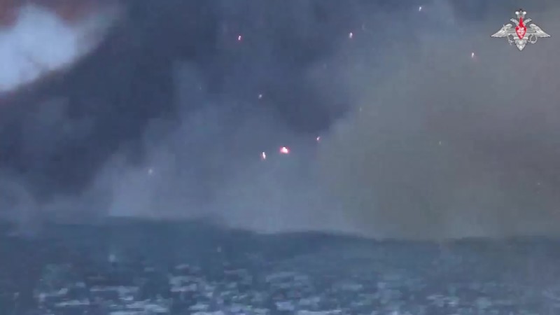 Tangkapan layar yang diambil dari sebuah video menunjukkan kapal perang Rusia milik armada Laut Hitamnya diduga menghancurkan kapal permukaan tak berawak (AUSV) Ukraina di Laut Hitam pada 24 Mei 2023. Tangkapan layar yang diambil dari sebuah video menunjukkan kapal perang Rusia milik armada Laut Hitamnya diduga menghancurkan kapal permukaan tak berawak (AUSV) Ukraina di Laut Hitam pada 24 Mei 2023. Rusia pada Rabu mengklaim bahwa Ukraina menyerang kapal milik armada Laut Hitamnya , yang ditugaskan untuk memastikan operasi yang aman dari jaringan pipa TurkStream dan Blue Stream. (Russian Defence Ministry / Handout/Anadolu Agency via Getty Images)