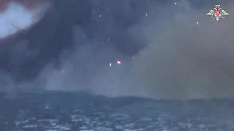 Tangkapan layar yang diambil dari sebuah video menunjukkan kapal perang Rusia milik armada Laut Hitamnya diduga menghancurkan kapal permukaan tak berawak (AUSV) Ukraina di Laut Hitam pada 24 Mei 2023. Rusia pada Rabu mengklaim bahwa Ukraina menyerang kapal milik armada Laut Hitamnya , yang ditugaskan untuk memastikan operasi yang aman dari jaringan pipa TurkStream dan Blue Stream. (Russian Defence Ministry / Handout/Anadolu Agency via Getty Images)