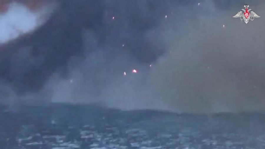 Tangkapan layar yang diambil dari sebuah video menunjukkan kapal perang Rusia milik armada Laut Hitamnya diduga menghancurkan kapal permukaan tak berawak (AUSV) Ukraina di Laut Hitam pada 24 Mei 2023. Rusia pada Rabu mengklaim bahwa Ukraina menyerang kapal milik armada Laut Hitamnya , yang ditugaskan untuk memastikan operasi yang aman dari jaringan pipa TurkStream dan Blue Stream. (Russian Defence Ministry / Handout/Anadolu Agency via Getty Images)