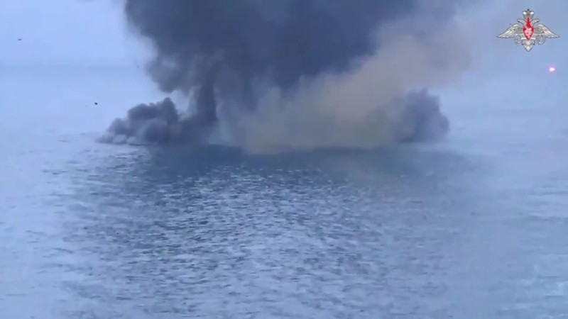 Tangkapan layar yang diambil dari sebuah video menunjukkan kapal perang Rusia milik armada Laut Hitamnya diduga menghancurkan kapal permukaan tak berawak (AUSV) Ukraina di Laut Hitam pada 24 Mei 2023. Tangkapan layar yang diambil dari sebuah video menunjukkan kapal perang Rusia milik armada Laut Hitamnya diduga menghancurkan kapal permukaan tak berawak (AUSV) Ukraina di Laut Hitam pada 24 Mei 2023. Rusia pada Rabu mengklaim bahwa Ukraina menyerang kapal milik armada Laut Hitamnya , yang ditugaskan untuk memastikan operasi yang aman dari jaringan pipa TurkStream dan Blue Stream. (Russian Defence Ministry / Handout/Anadolu Agency via Getty Images)