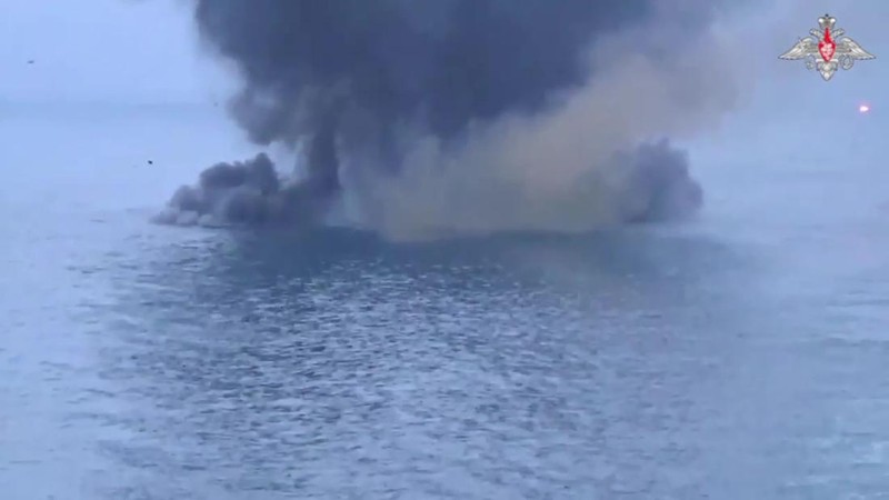 Tangkapan layar yang diambil dari sebuah video menunjukkan kapal perang Rusia milik armada Laut Hitamnya diduga menghancurkan kapal permukaan tak berawak (AUSV) Ukraina di Laut Hitam pada 24 Mei 2023. Rusia pada Rabu mengklaim bahwa Ukraina menyerang kapal milik armada Laut Hitamnya , yang ditugaskan untuk memastikan operasi yang aman dari jaringan pipa TurkStream dan Blue Stream. (Russian Defence Ministry / Handout/Anadolu Agency via Getty Images)