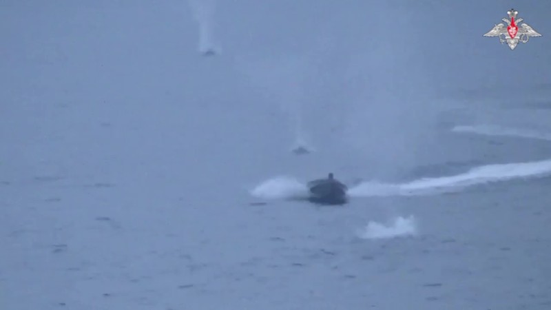 Tangkapan layar yang diambil dari sebuah video menunjukkan kapal perang Rusia milik armada Laut Hitamnya diduga menghancurkan kapal permukaan tak berawak (AUSV) Ukraina di Laut Hitam pada 24 Mei 2023. Rusia pada Rabu mengklaim bahwa Ukraina menyerang kapal milik armada Laut Hitamnya , yang ditugaskan untuk memastikan operasi yang aman dari jaringan pipa TurkStream dan Blue Stream. (Russian Defence Ministry / Handout/Anadolu Agency via Getty Images)