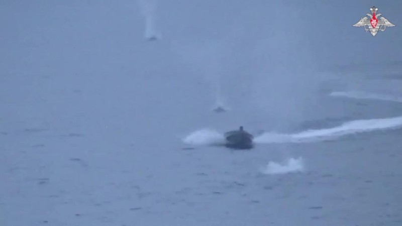 Tangkapan layar yang diambil dari sebuah video menunjukkan kapal perang Rusia milik armada Laut Hitamnya diduga menghancurkan kapal permukaan tak berawak (AUSV) Ukraina di Laut Hitam pada 24 Mei 2023. Rusia pada Rabu mengklaim bahwa Ukraina menyerang kapal milik armada Laut Hitamnya , yang ditugaskan untuk memastikan operasi yang aman dari jaringan pipa TurkStream dan Blue Stream. (Russian Defence Ministry / Handout/Anadolu Agency via Getty Images)